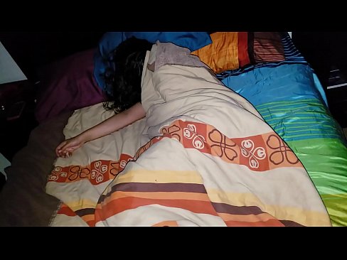 ❤️ Stepson ag bualadh lena leasmháthair óg agus í ina codladh. ❤ Porn anal linn ❌❤