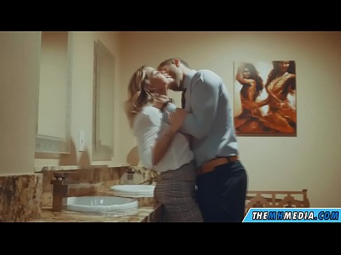 ❤️ Nuair a mheallann blonde busty tú i seomra scíthe poiblí ❤ Porn anal linn ❌❤